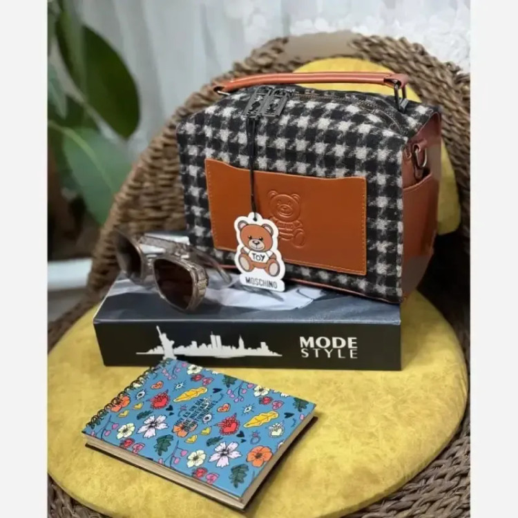 کیف زنانه Moschino جنس فوتر ابعاد 15 در 21 سانت