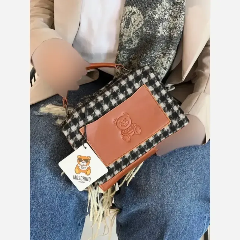 کیف زنانه Moschino جنس فوتر ابعاد 15 در 21 سانت