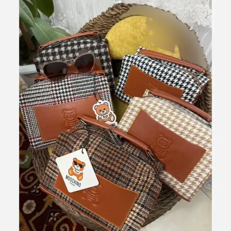 کیف زنانه Moschino جنس فوتر ابعاد 15 در 21 سانت