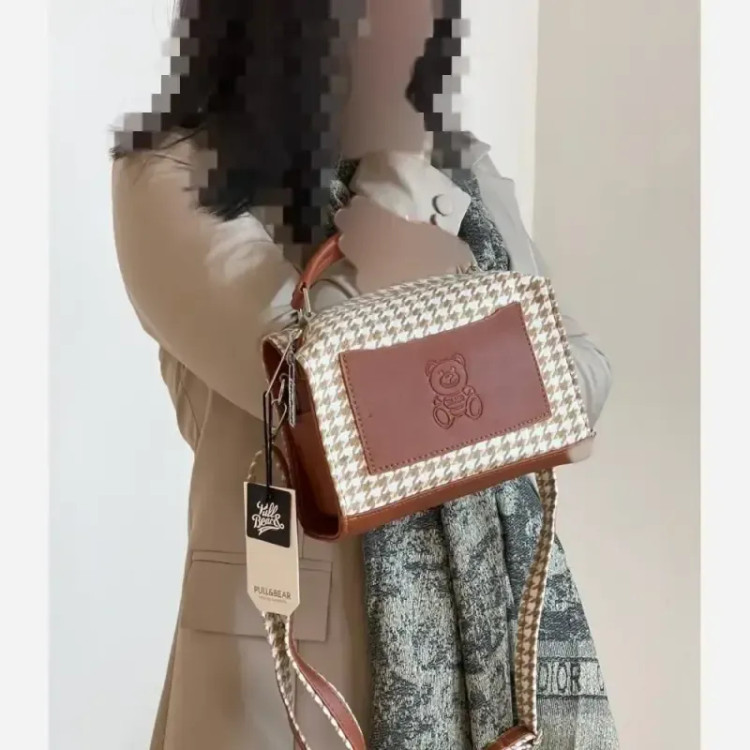 کیف زنانه Moschino جنس فوتر ابعاد 15 در 21 سانت