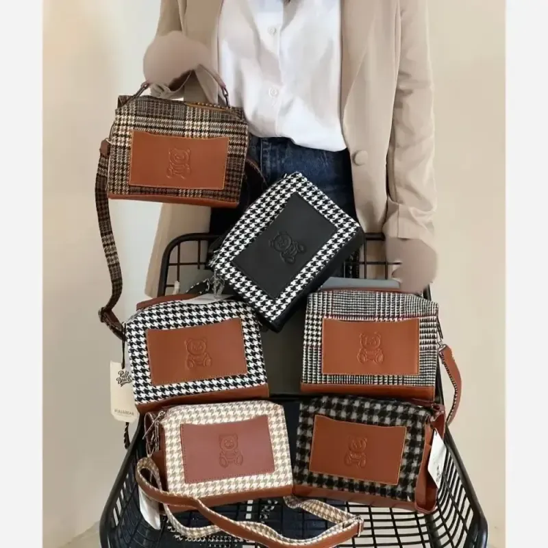 کیف زنانه Moschino جنس فوتر ابعاد 15 در 21 سانت